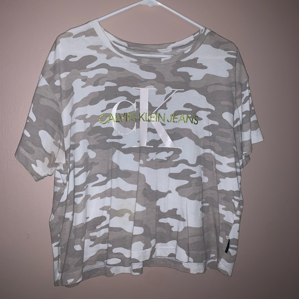 Womans Calvin klien crop tee.